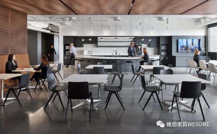 How should the office leisure area be designed?